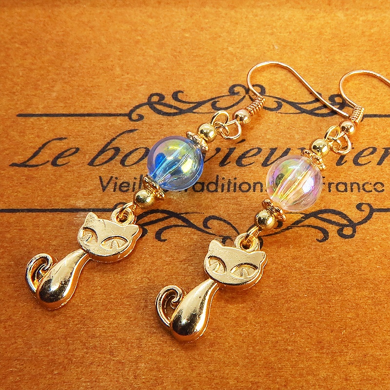 マットゴールドの猫モチーフと透き通るアクアマリン・クリアのビーズを組合せたピアス