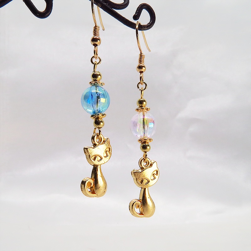 マットゴールドの猫モチーフと透き通るアクアマリン・クリアのビーズを組合せたピアス