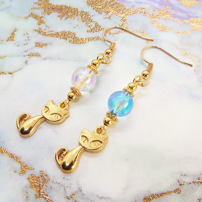 マットゴールドの猫モチーフと透き通るアクアマリン・クリアのビーズを組合せたピアス