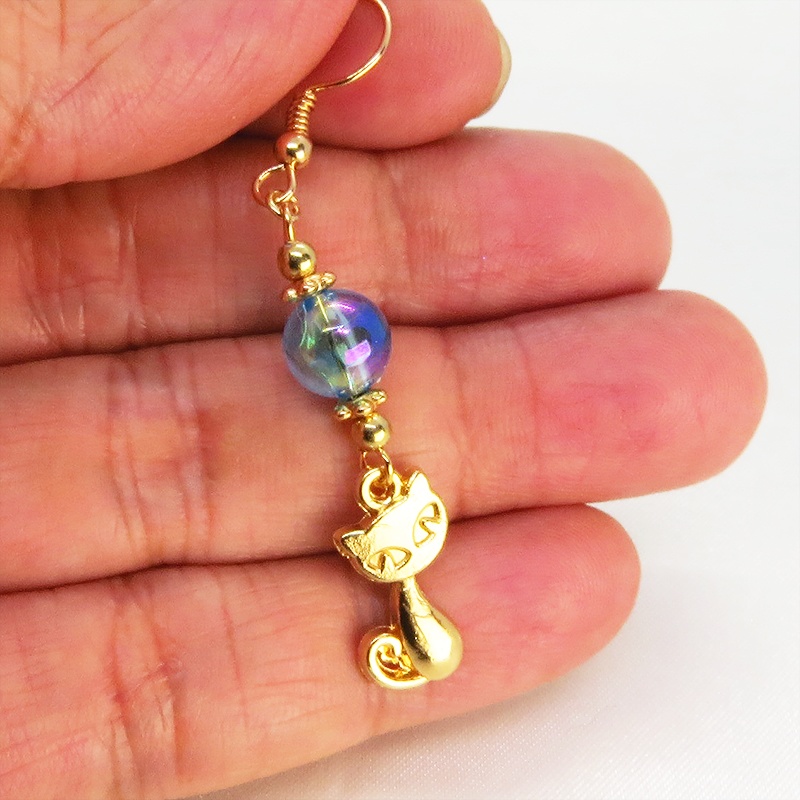 マットゴールドの猫モチーフと透き通るアクアマリン・クリアのビーズを組合せたピアス