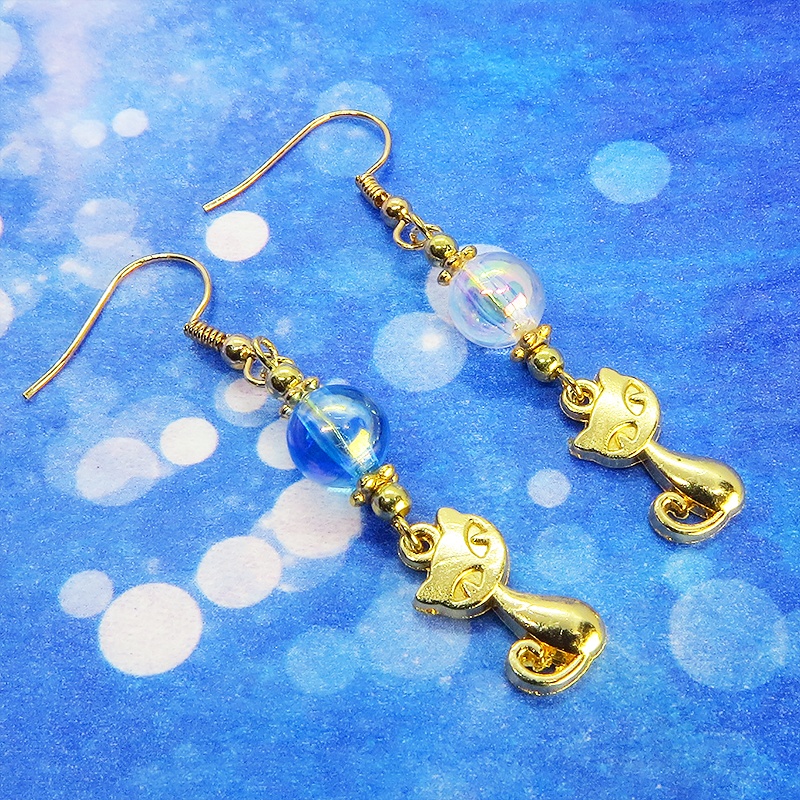マットゴールドの猫モチーフと透き通るアクアマリン・クリアのビーズを組合せたピアス