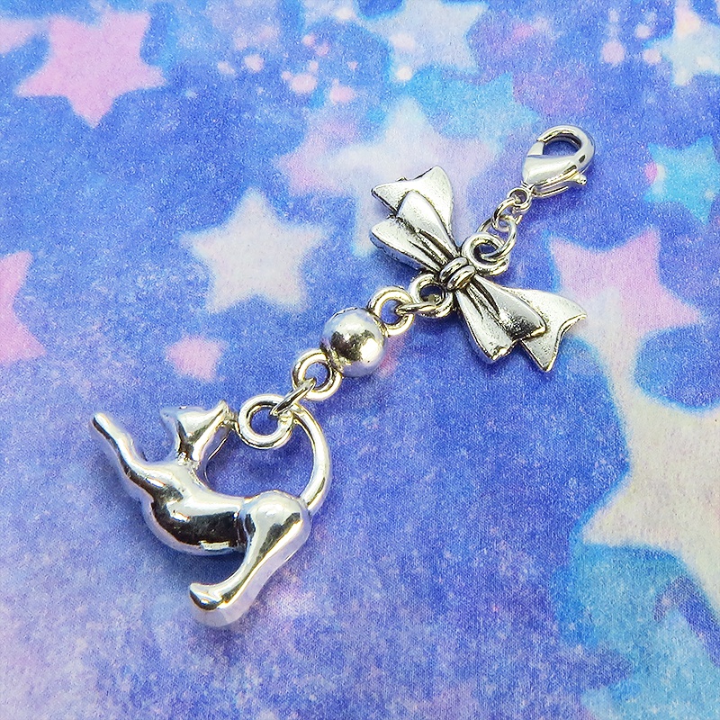 のび猫をかたどったシルエットモチーフとリボンの可愛いマスクチャーム アンティークシルバー