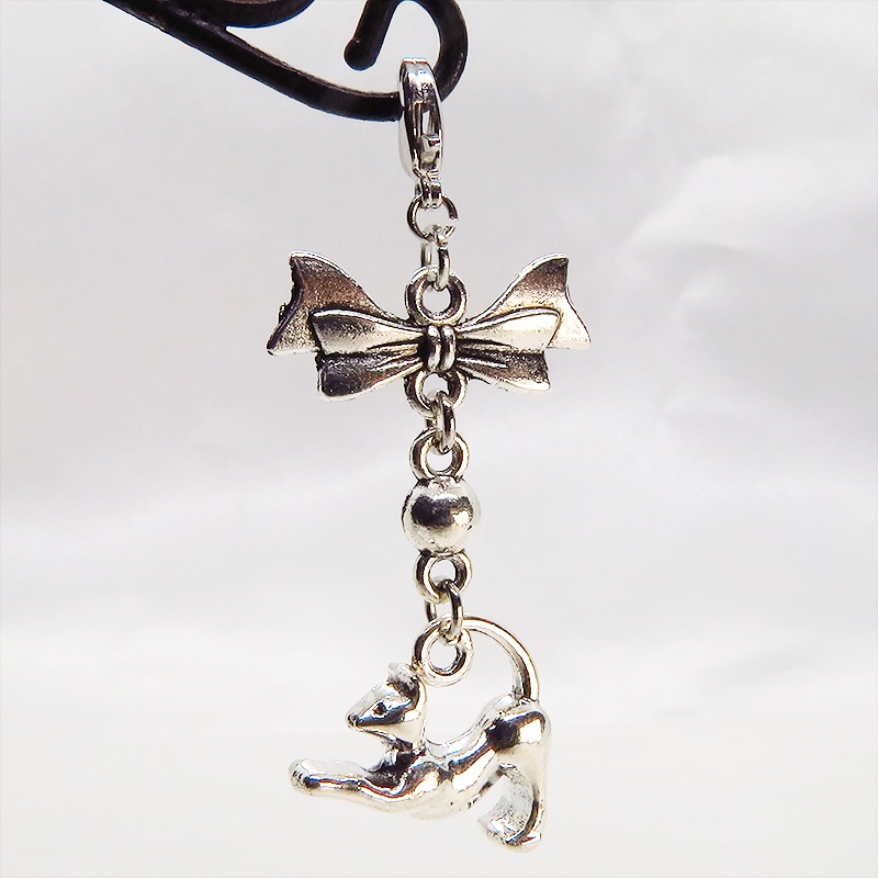 のび猫をかたどったシルエットモチーフとリボンの可愛いマスクチャーム アンティークシルバー