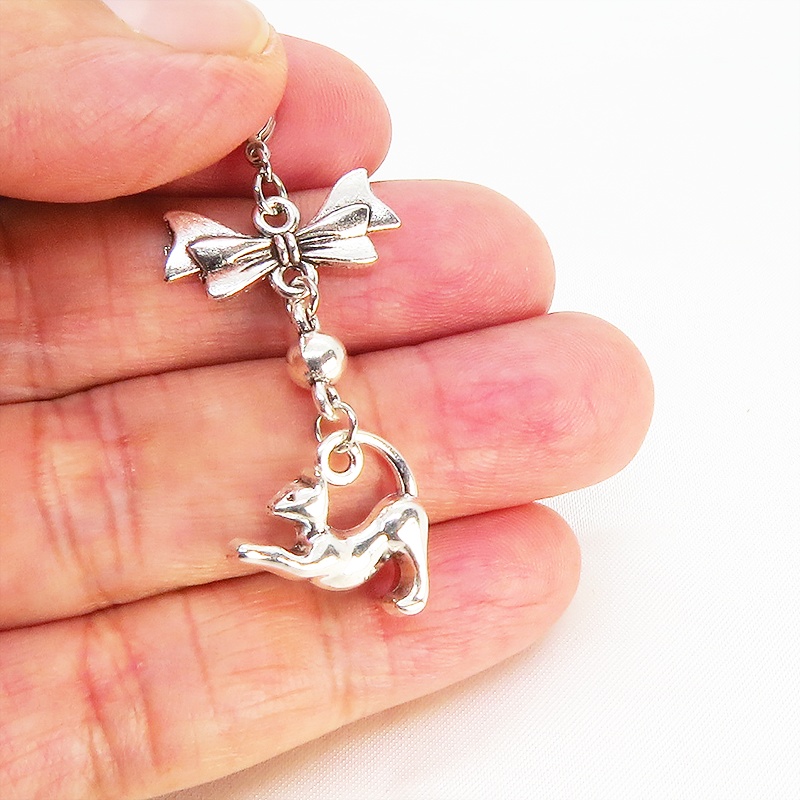 のび猫をかたどったシルエットモチーフとリボンの可愛いマスクチャーム アンティークシルバー