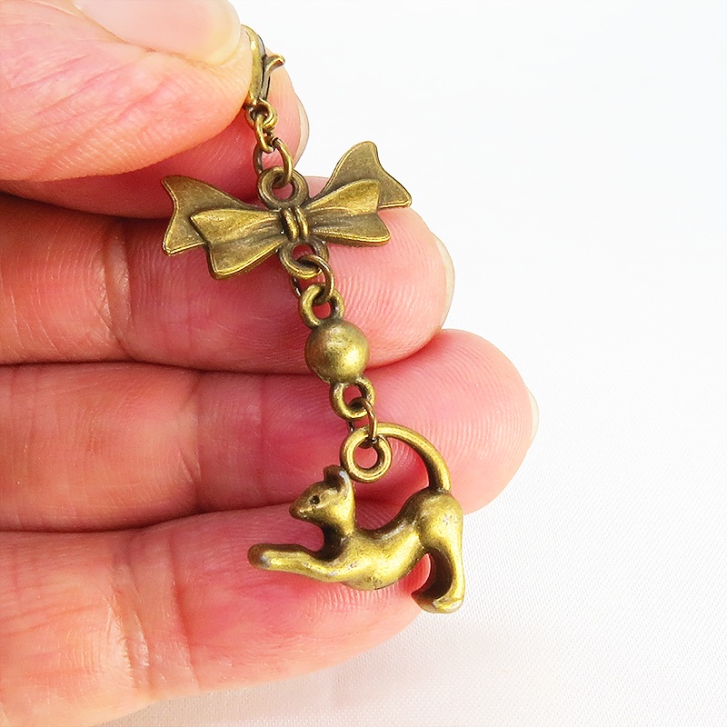 のび猫をかたどったシルエットモチーフとリボンの可愛いマスクチャーム アンティークカラー