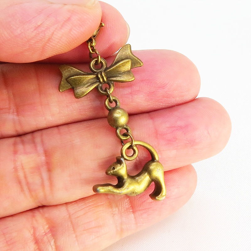 のび猫をかたどったシルエットモチーフとリボンの可愛いマスクチャーム アンティークカラー