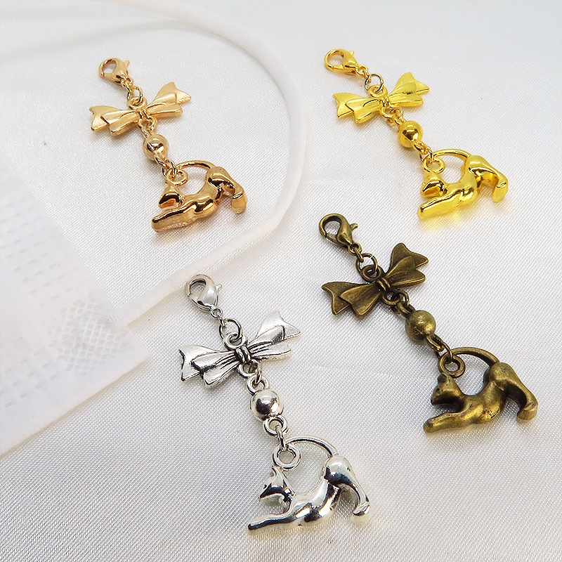 のび猫をかたどったシルエットモチーフとリボンの可愛いマスクチャーム アンティークカラー