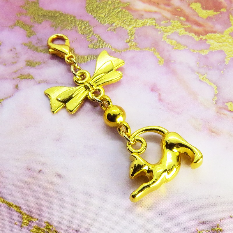 のび猫をかたどったシルエットモチーフとリボンの可愛いマスクチャーム ゴールドカラー