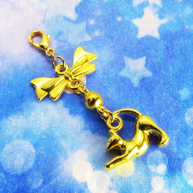 のび猫をかたどったシルエットモチーフとリボンの可愛いマスクチャーム ゴールドカラー