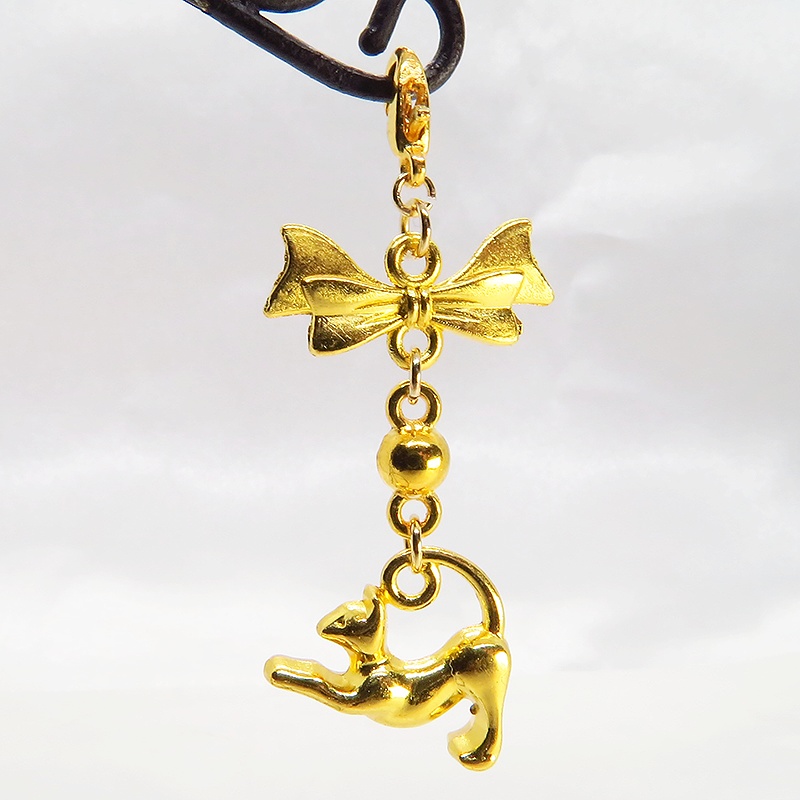 のび猫をかたどったシルエットモチーフとリボンの可愛いマスクチャーム ゴールドカラー