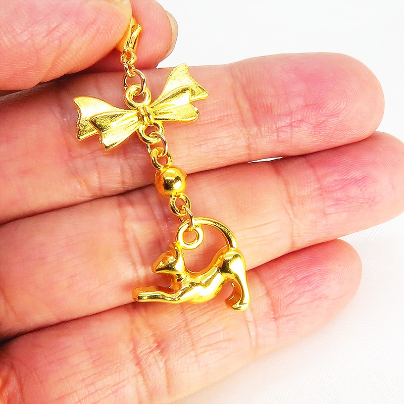 のび猫をかたどったシルエットモチーフとリボンの可愛いマスクチャーム ゴールドカラー