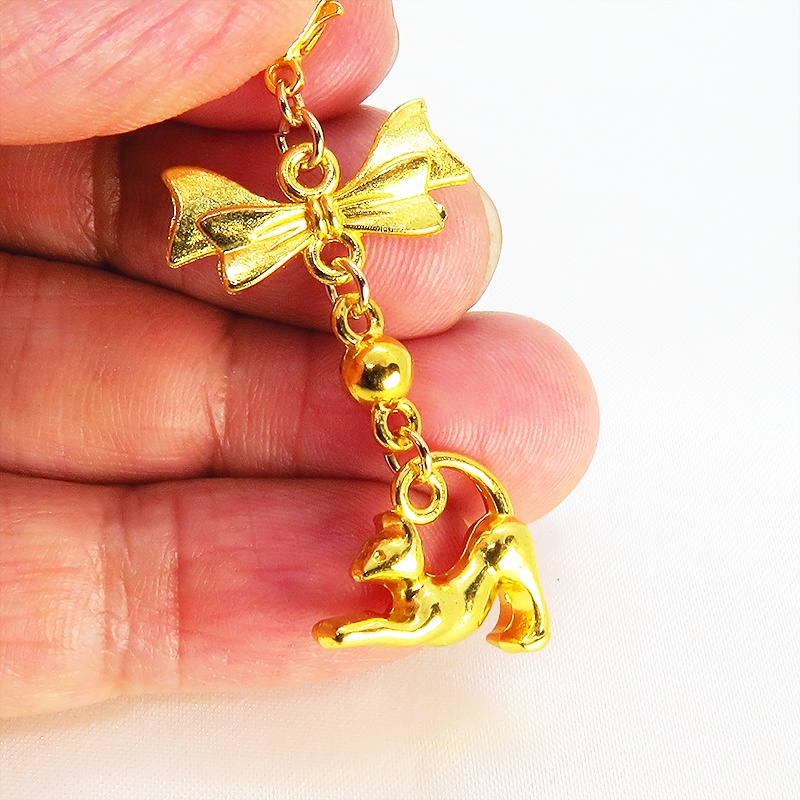 のび猫をかたどったシルエットモチーフとリボンの可愛いマスクチャーム ゴールドカラー