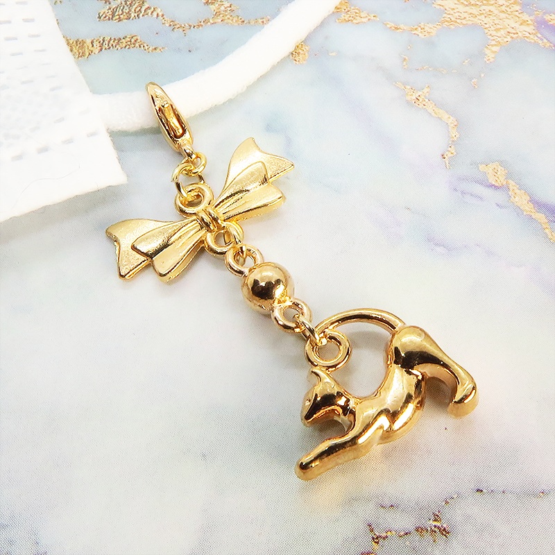 のび猫をかたどったシルエットモチーフとリボンの可愛いマスクチャーム マットゴールド