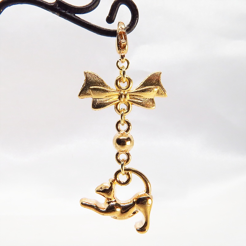 のび猫をかたどったシルエットモチーフとリボンの可愛いマスクチャーム マットゴールド