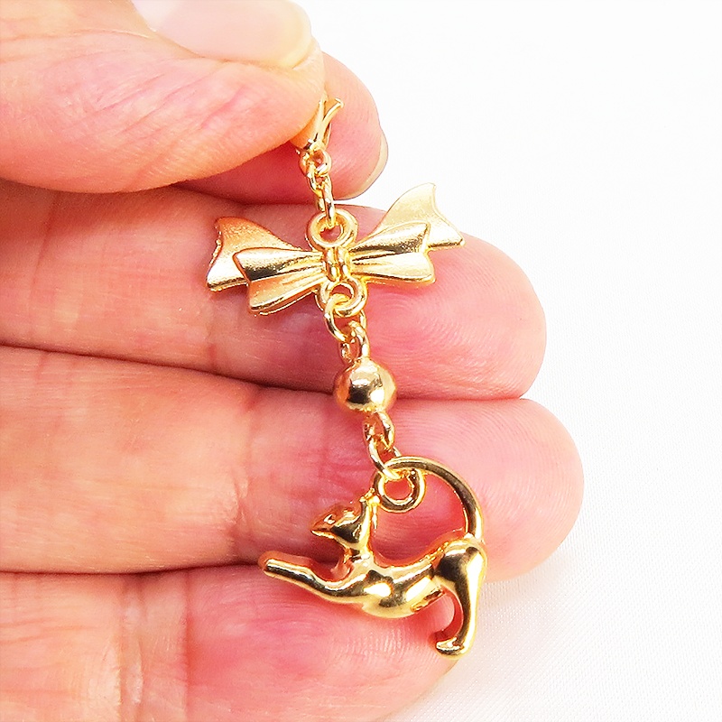 のび猫をかたどったシルエットモチーフとリボンの可愛いマスクチャーム マットゴールド