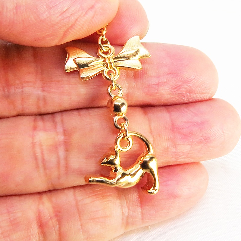 のび猫をかたどったシルエットモチーフとリボンの可愛いマスクチャーム マットゴールド