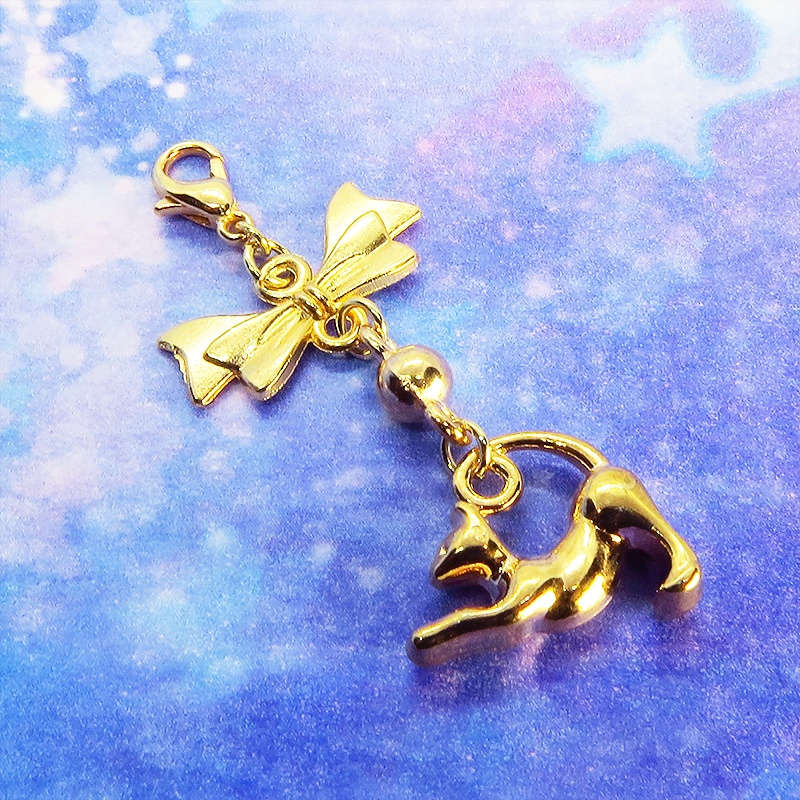 のび猫をかたどったシルエットモチーフとリボンの可愛いマスクチャーム マットゴールド