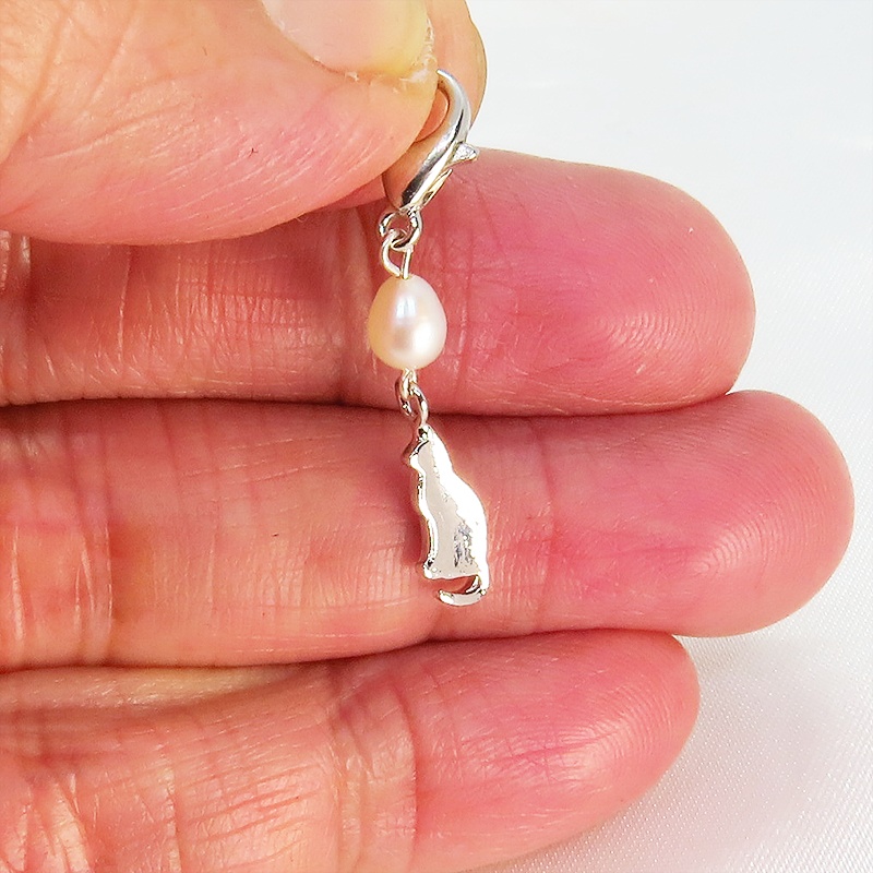 シルバー925 おすわり猫シルエットモチーフと淡水パールの大人可愛いマスクチャーム