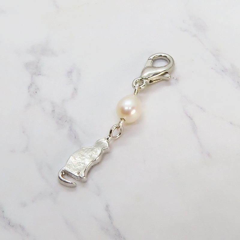 シルバー925 おすわり猫シルエットモチーフと淡水パールの大人可愛いマスクチャーム