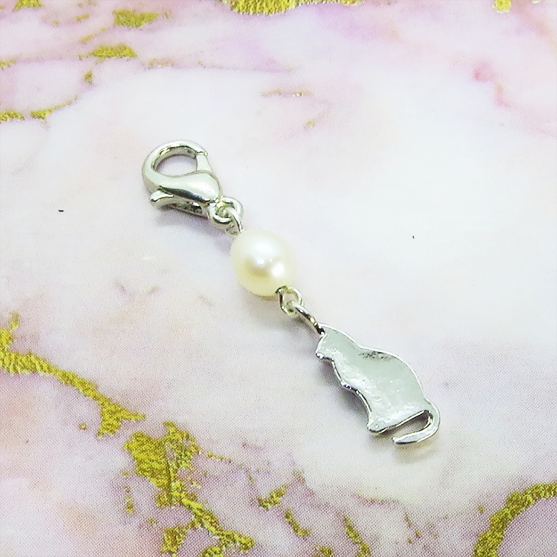 シルバー925 おすわり猫シルエットモチーフと淡水パールの大人可愛いマスクチャーム