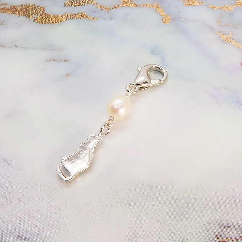 シルバー925 おすわり猫シルエットモチーフと淡水パールの大人可愛いマスクチャーム