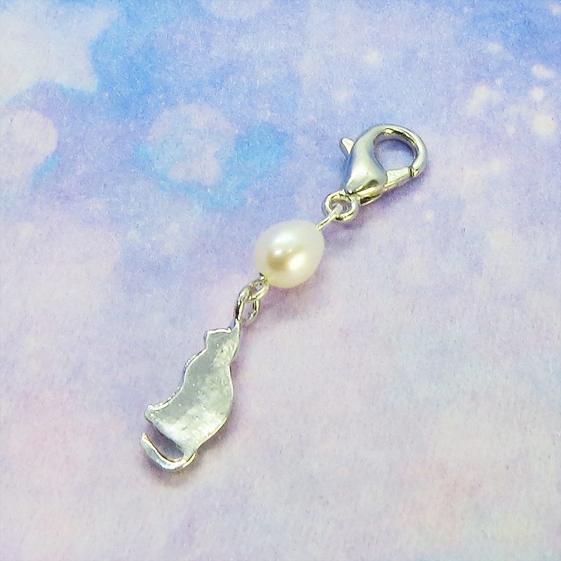 シルバー925 おすわり猫シルエットモチーフと淡水パールの大人可愛いマスクチャーム