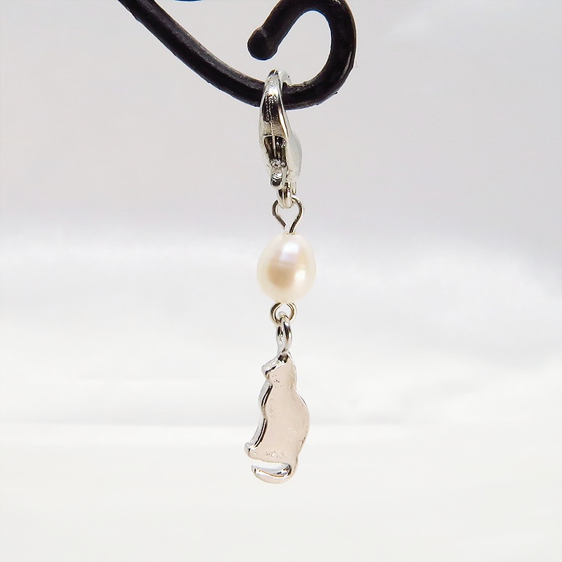 シルバー925 おすわり猫シルエットモチーフと淡水パールの大人可愛いマスクチャーム