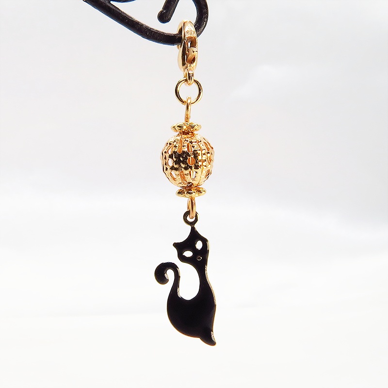 マスクチャーム すらりとした黒猫モチーフとマットゴールド透かしビーズのチャーム