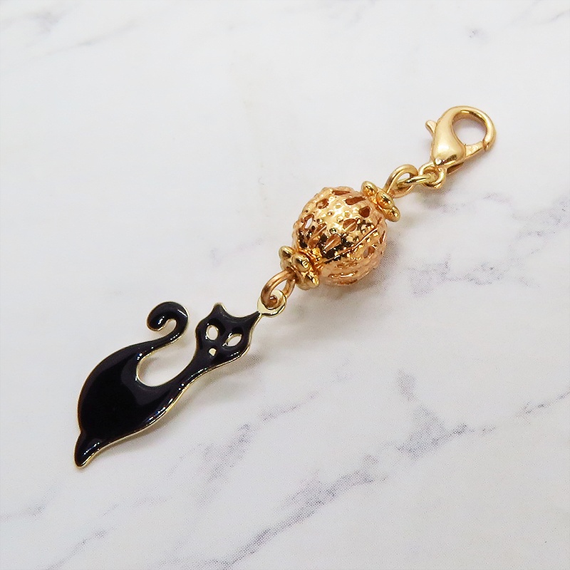 マスクチャーム すらりとした黒猫モチーフとマットゴールド透かしビーズのチャーム