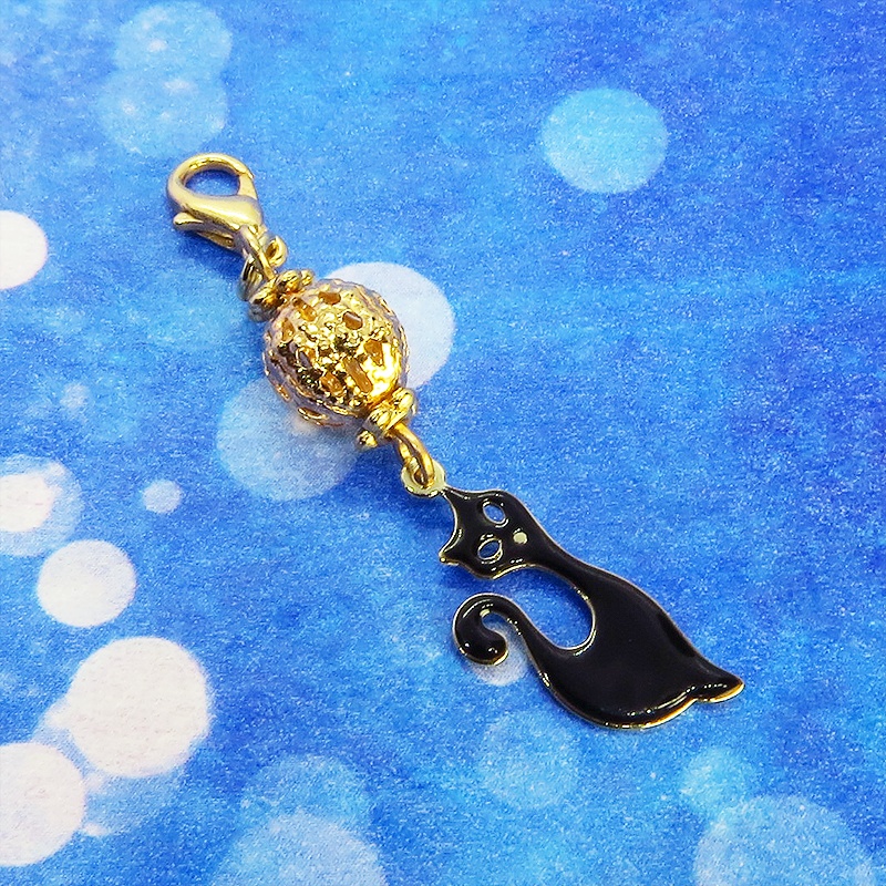 マスクチャーム すらりとした黒猫モチーフとマットゴールド透かしビーズのチャーム