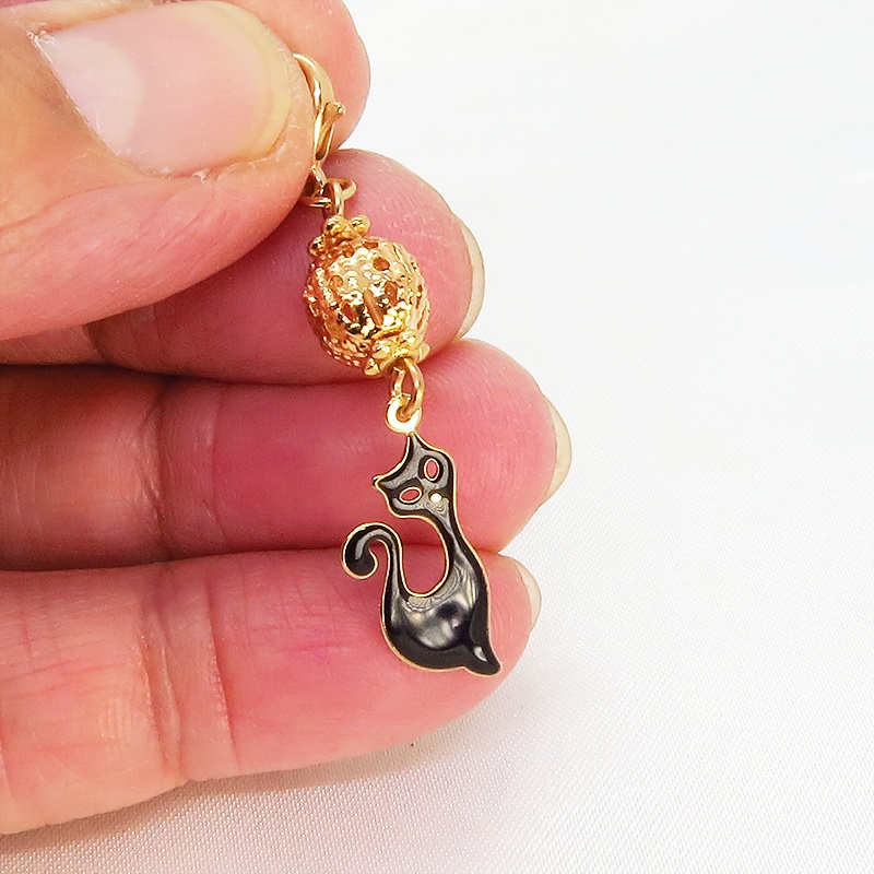 マスクチャーム すらりとした黒猫モチーフとマットゴールド透かしビーズのチャーム