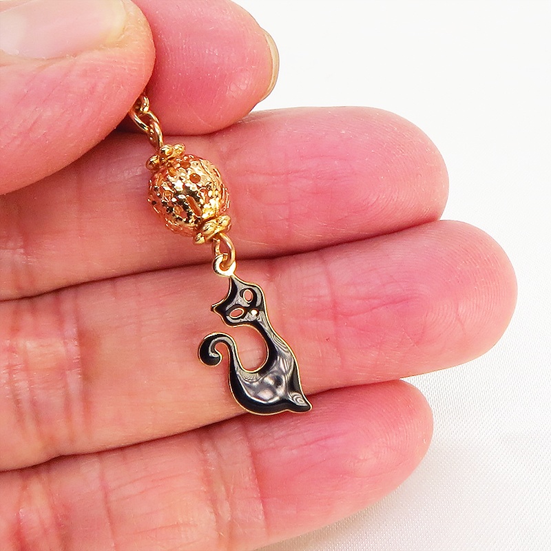マスクチャーム すらりとした黒猫モチーフとマットゴールド透かしビーズのチャーム