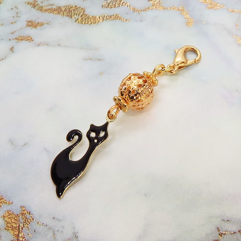 マスクチャーム すらりとした黒猫モチーフとマットゴールド透かしビーズのチャーム