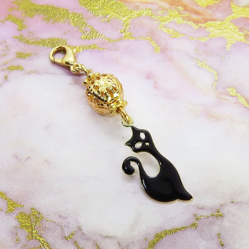 マスクチャーム すらりとした黒猫モチーフとマットゴールド透かしビーズのチャーム