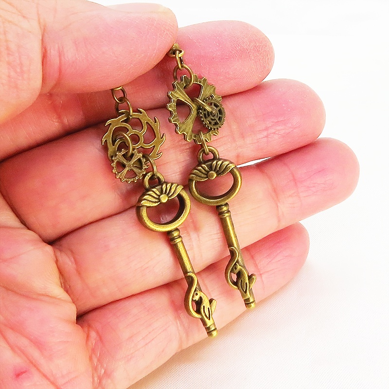 スチームパンク風 猫と歯車と鍵 ロングピアス アシンメトリーピアス アンティークカラーVol.1