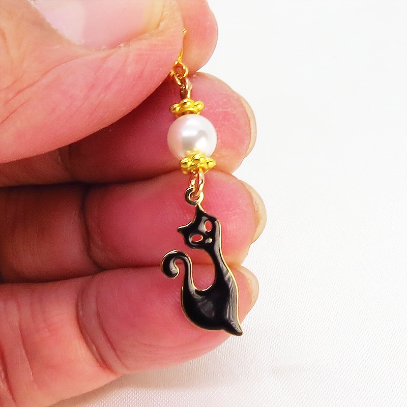 マスクチャーム すらりとした黒猫モチーフとスワロフスキーパールのチャーム