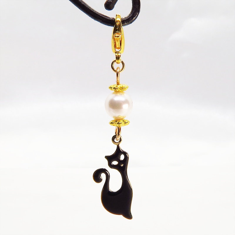 マスクチャーム すらりとした黒猫モチーフとスワロフスキーパールのチャーム