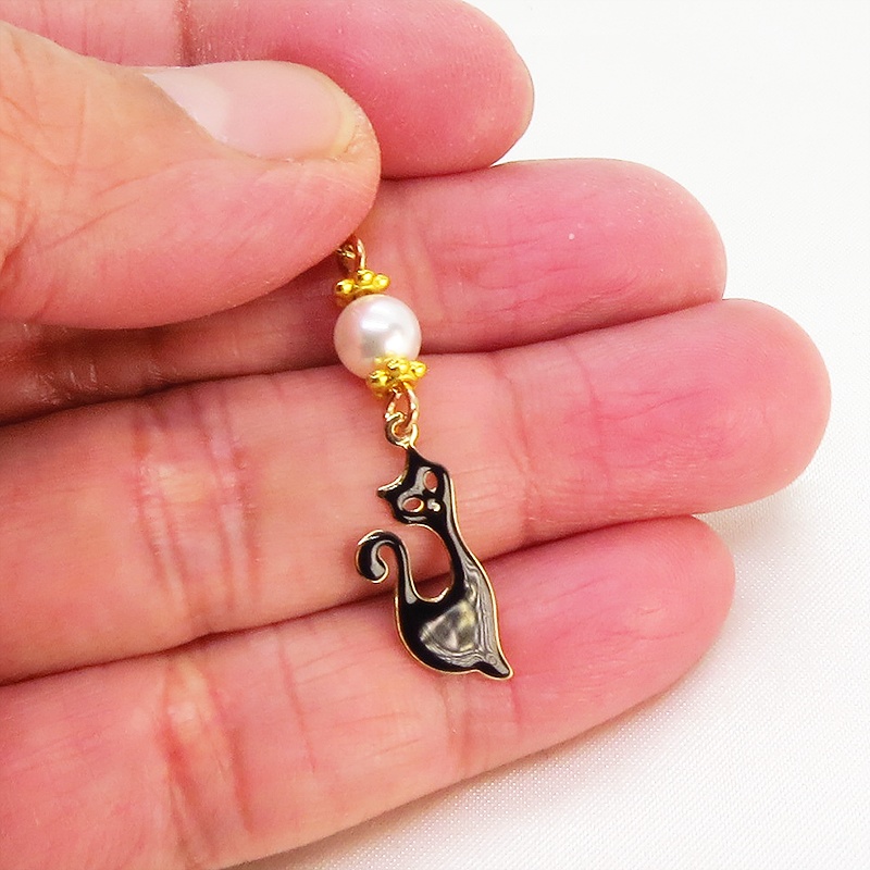 マスクチャーム すらりとした黒猫モチーフとスワロフスキーパールのチャーム