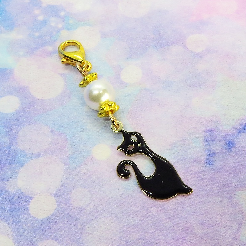 マスクチャーム すらりとした黒猫モチーフとスワロフスキーパールのチャーム