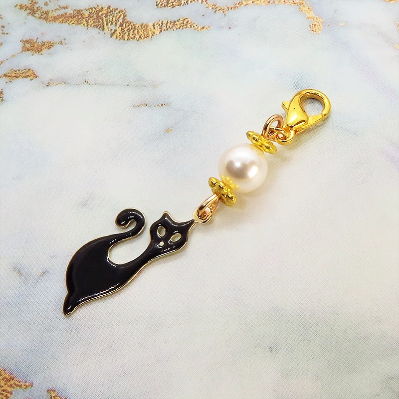 マスクチャーム すらりとした黒猫モチーフとスワロフスキーパールのチャーム