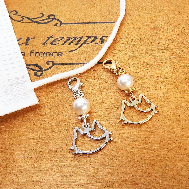 マスクチャーム 三毛猫フェイスモチーフとスワロフスキーパールチャーム ゴールドカラー