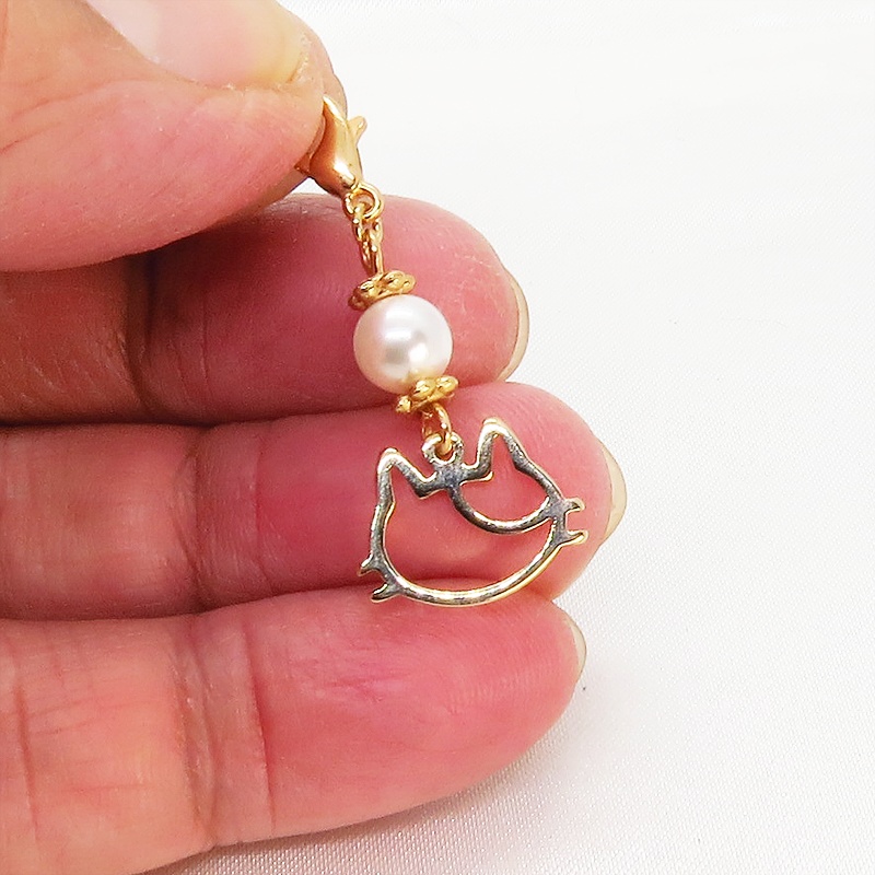 マスクチャーム 三毛猫フェイスモチーフとスワロフスキーパールチャーム ゴールドカラー