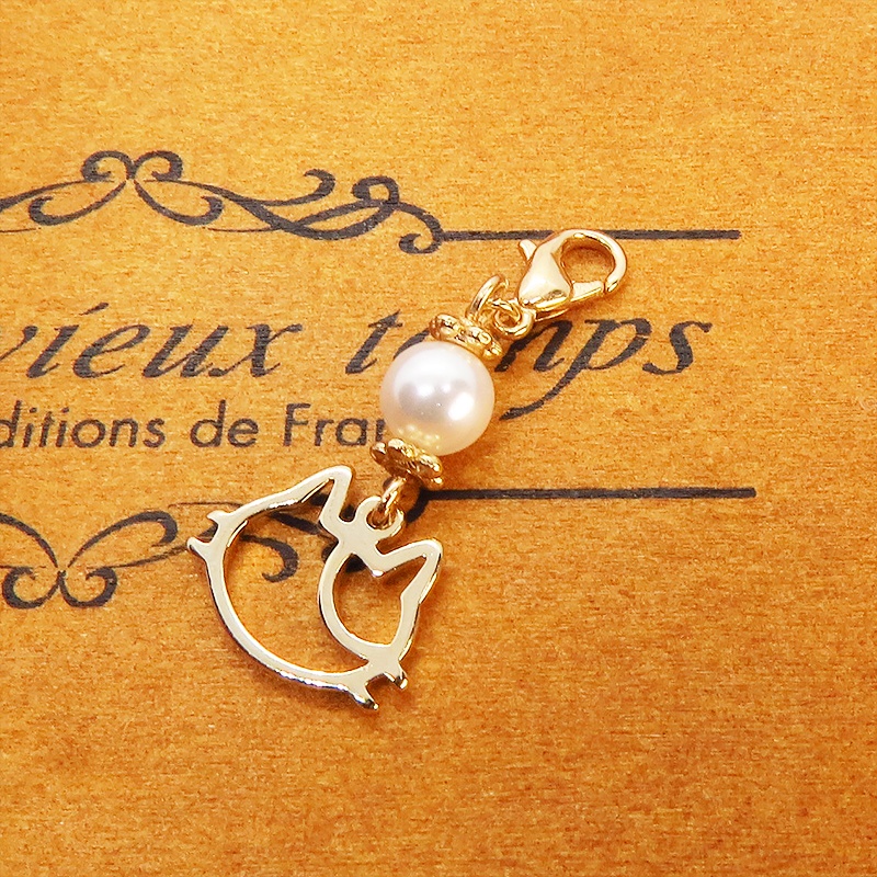 マスクチャーム 三毛猫フェイスモチーフとスワロフスキーパールチャーム ゴールドカラー