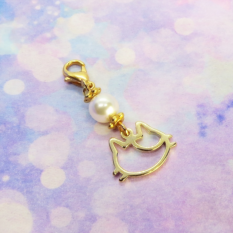 マスクチャーム 三毛猫フェイスモチーフとスワロフスキーパールチャーム ゴールドカラー