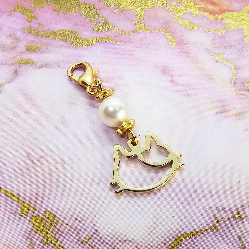 マスクチャーム 三毛猫フェイスモチーフとスワロフスキーパールチャーム ゴールドカラー