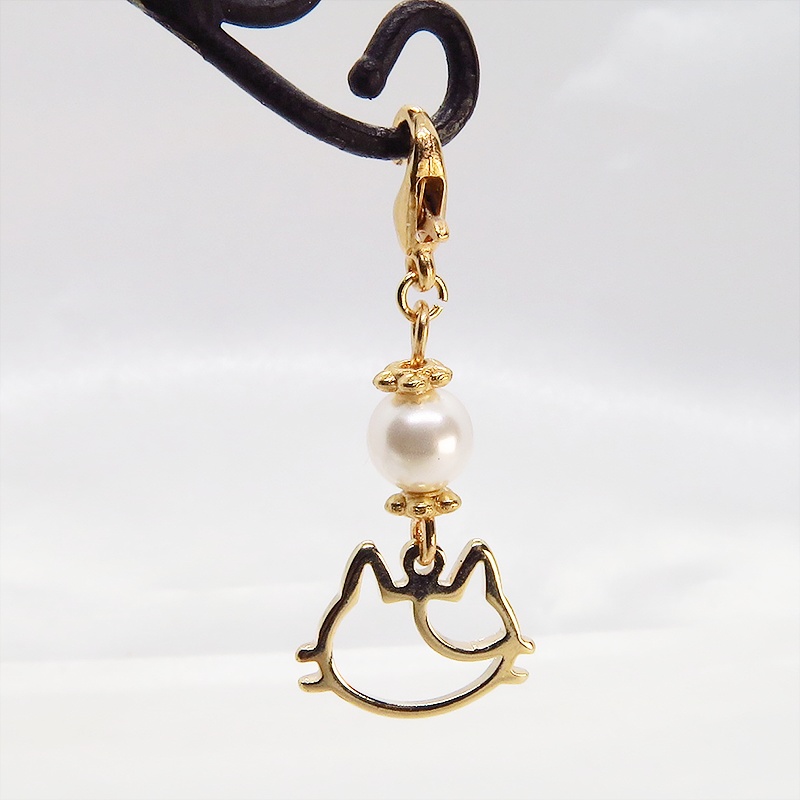 マスクチャーム 三毛猫フェイスモチーフとスワロフスキーパールチャーム ゴールドカラー