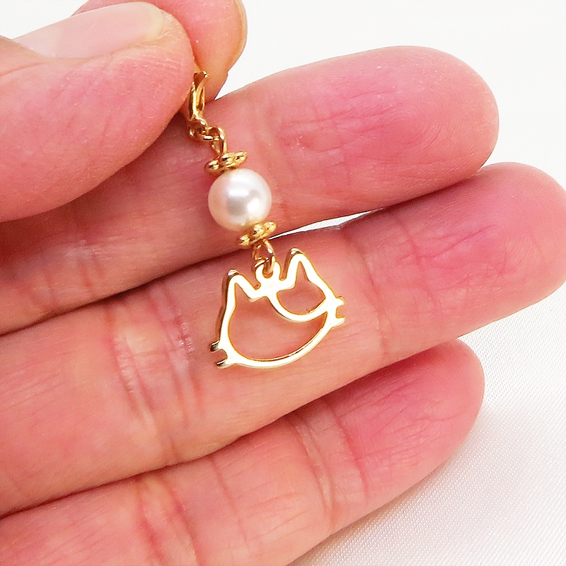 マスクチャーム 三毛猫フェイスモチーフとスワロフスキーパールチャーム ゴールドカラー