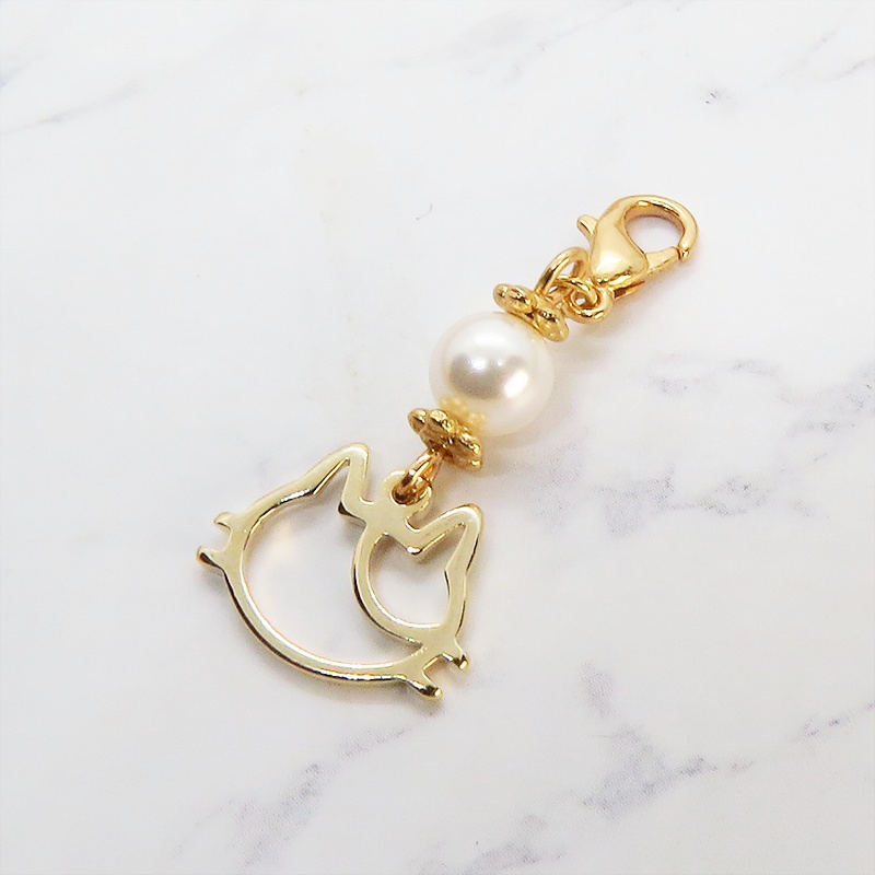 マスクチャーム 三毛猫フェイスモチーフとスワロフスキーパールチャーム ゴールドカラー