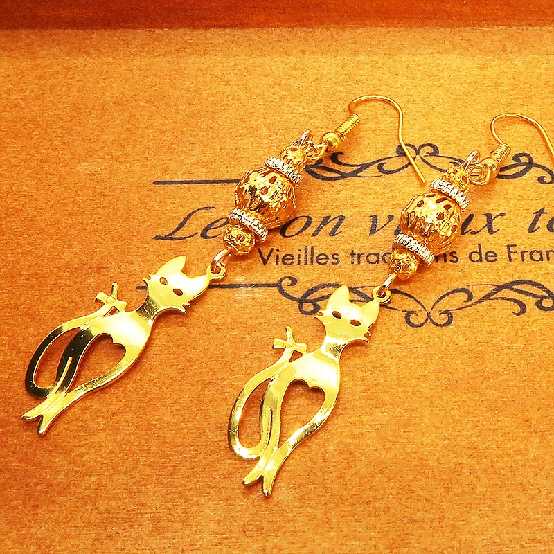 スマートな猫シルエットモチーフと透かしメタルビーズのピアス ゴールドカラー