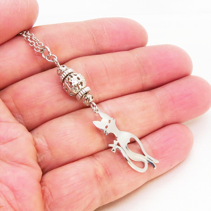 シルバーカラー スマートな猫シルエットモチーフと透かしメタルビーズのネックレス 長さ調整可 アジャスター可